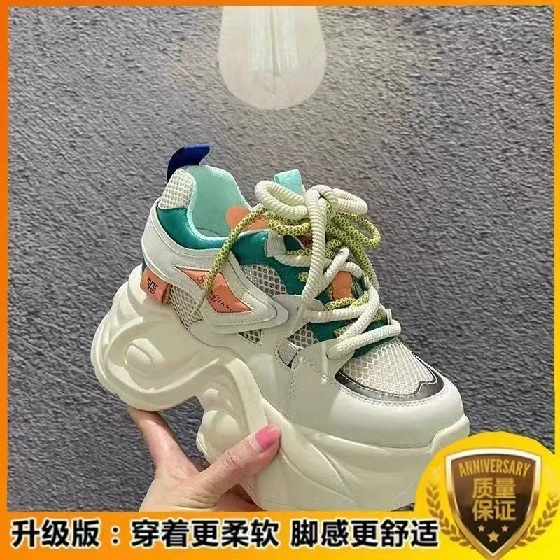 Модные летние кроссовки для женщин 2025 года, новые, на толстой подошве, дышащие, из сетчатого материала, спортивные, повседневные, увеличивающие рост, белые.