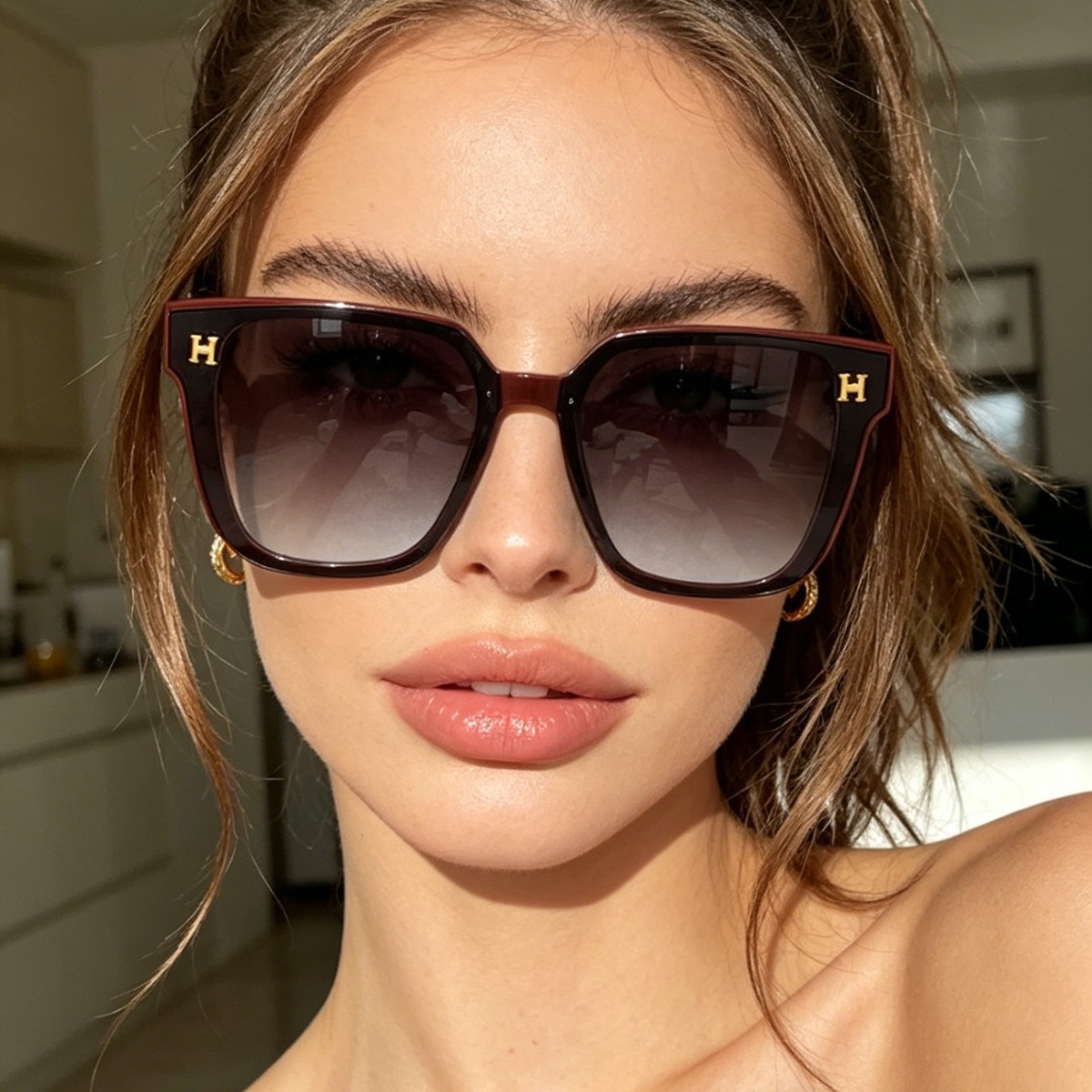 2024 nuevas letras simples transfronterizas, marco generoso, gafas de sol de moda, sombrilla al aire libre para mujer, gafas de sol ligeras de todo fósforo