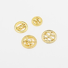 厂家定 制锌合金金属字母缝线标电镀压铸针织帽tag辅料金属小标牌