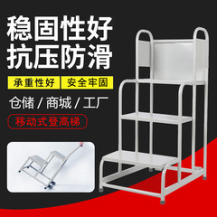 倉庫の登高車のスーパーのトラックは二歩一歩三歩倉庫の登高で貨物を取ります。