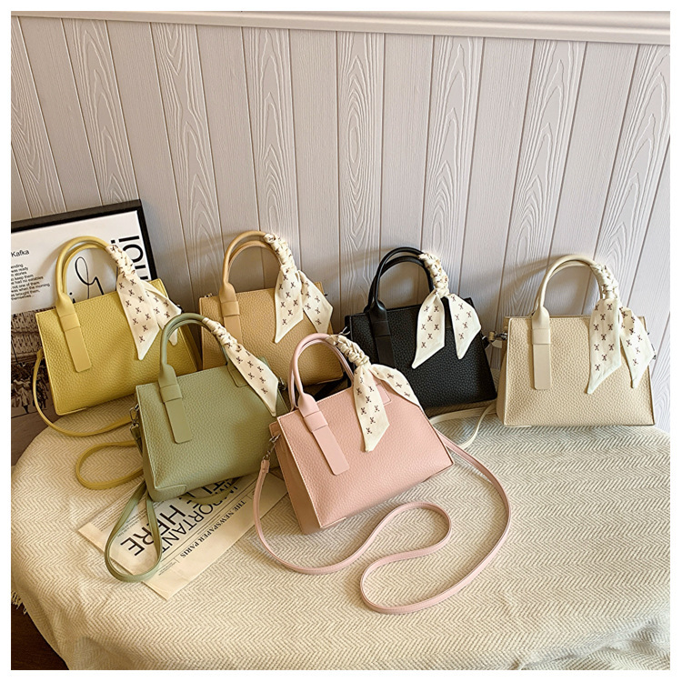 Women's Medium Pu Leather Solid Color Basic Vintage Style Zipper Crossbody Bag display picture 75