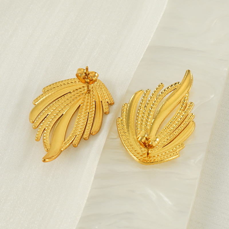 Pendientes tejidos retro europeos y americanos chapados en oro de 18 quilates de acero inoxidable con personalidad única fábrica al por mayor mujeres