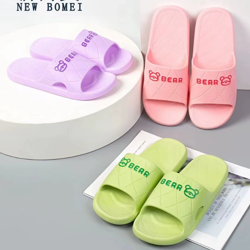 Летние дамы дуют и буксирные пары дома с мягким дном