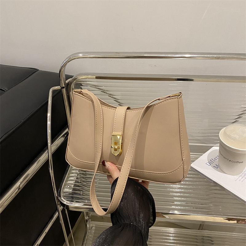 El popular diseño de nicho de este año 2024 nuevo bolso de mensajero de color sólido de moda bolso de hombro de moda bolso de axila con cerradura de estilo occidental