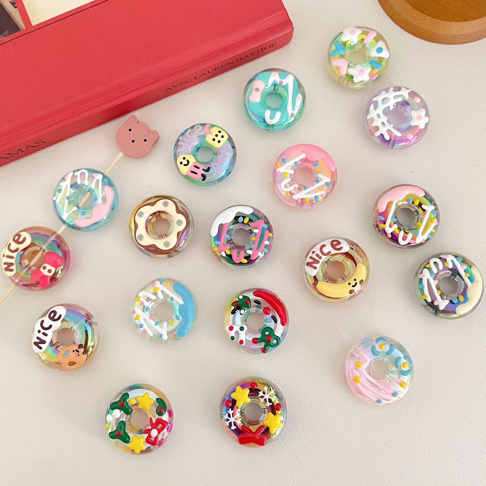 Acrílico chapado en color de dibujos animados industria pesada pintados a mano rosquilla cuentas sueltas cuentas diy accesorios de material colgante de cadena de teléfono móvil