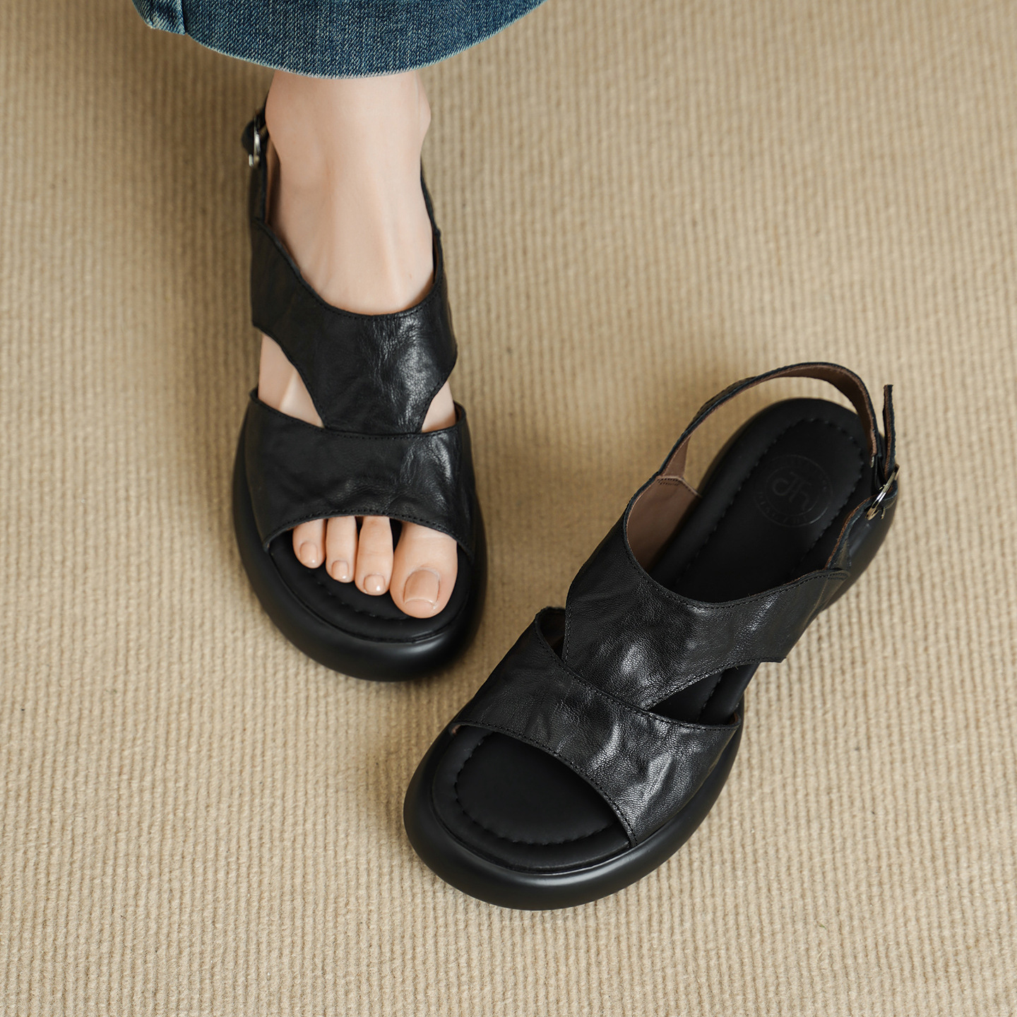 Sandal nữ hở mũi đế dày 4 cm da cừu quai chữ T khóa — màu nâu