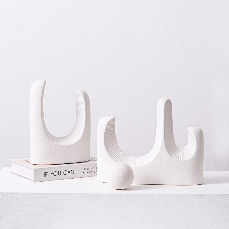 リビングルームの置物は軽くて豪華で高級な雰囲気のお酒棚の装飾品です。