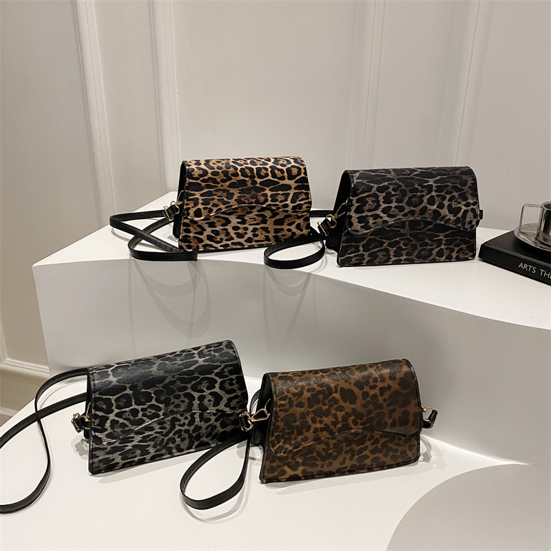 Bagos de brazo estampados de leopardo de estilo extranjero mujeres 2025 primavera de moda europea y americana retro viaje bolso de hombro bolso de forma pequeña