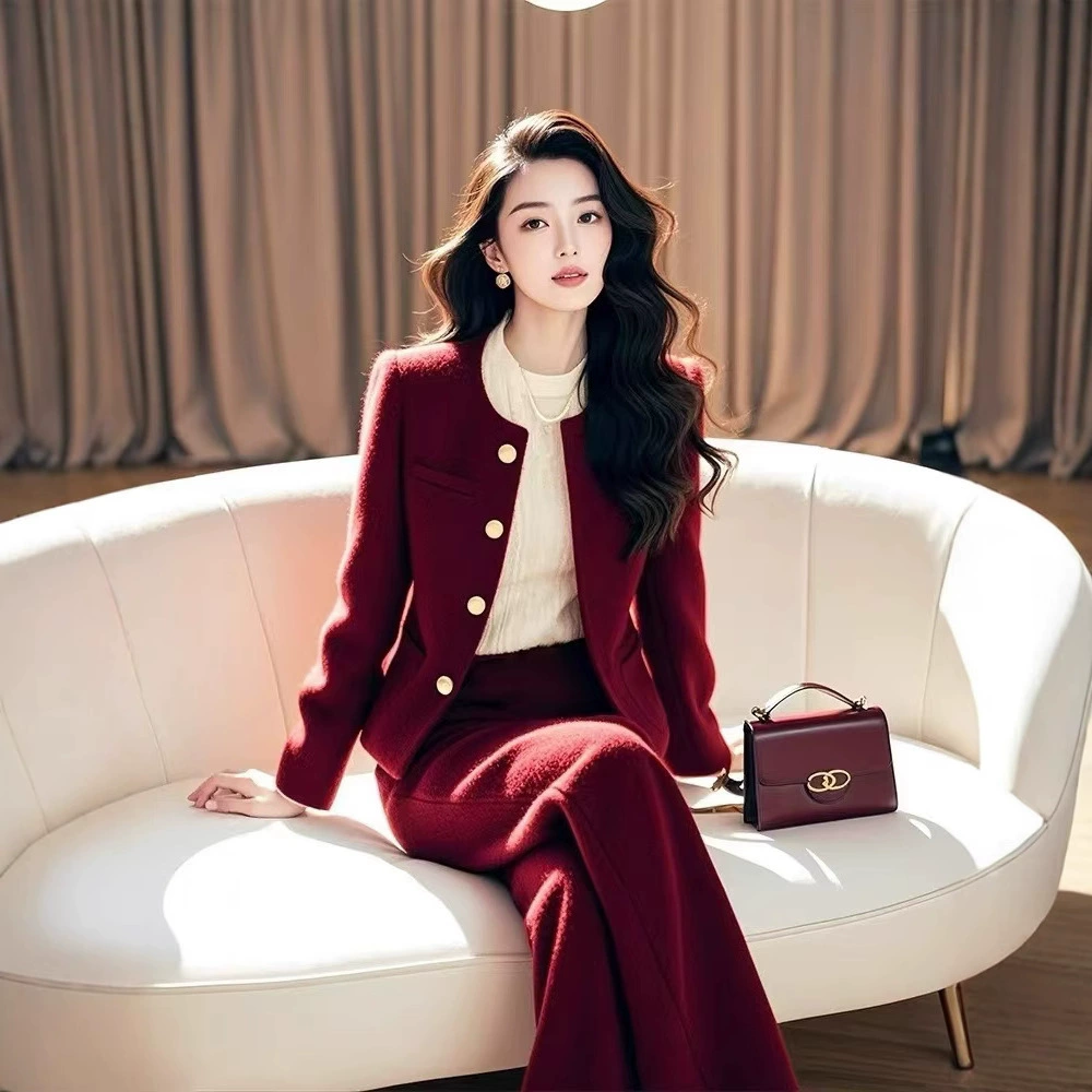 2024 Осень и зима сочетаются с полным набором моды, чтобы носить продвинутый оттенок, маленький ароматный ветер, красное пальто, широкие брюки, профессиональный набор