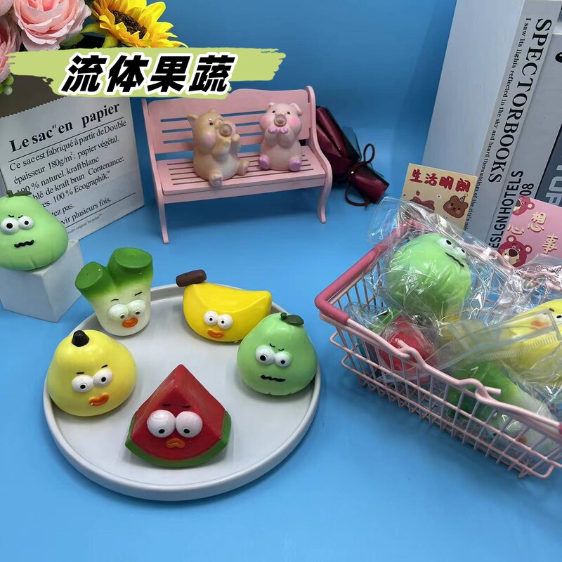 創意的な流体の果物と野菜は子供のおもちゃのナシをつまんで果物のバナナの泥感のスイカをシミュレーションします。|undefined