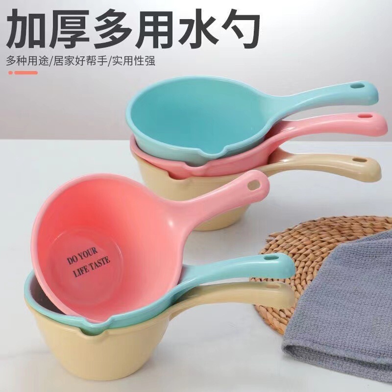 Thickened Water Scoop with Long Handle, Plastic Water Ladle, Kitchen Water Scoop, Household Bath Shampoo Cup, Baby Shampoo Cup, Water Float