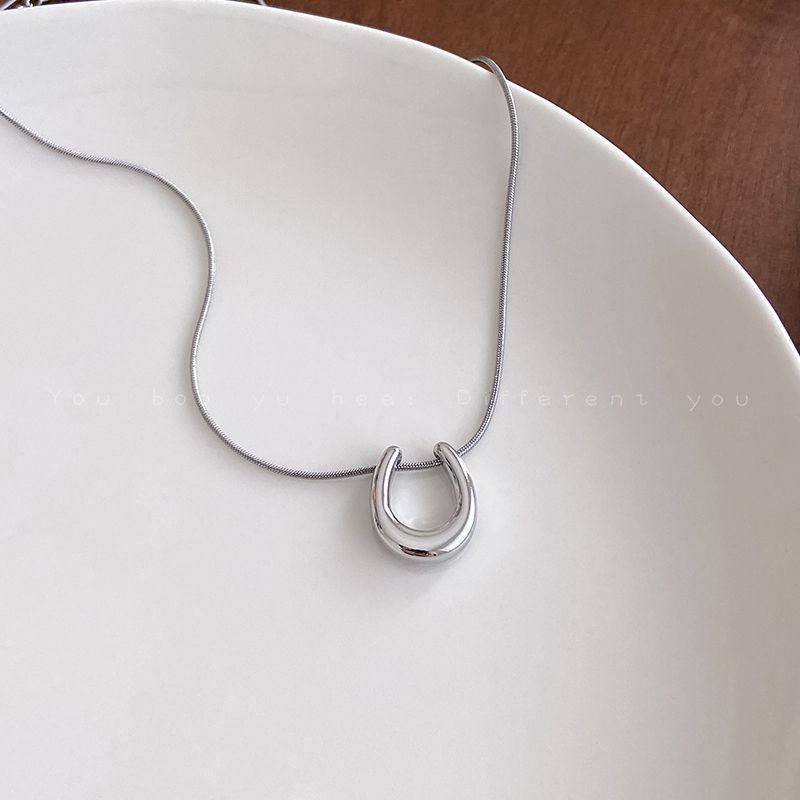 Collana a forma di U in acciaio al titanio dallo stile freddo e indifferente, design di nicchia femminile, ciondolo a ferro di cavallo, lusso leggero,_voghion.com