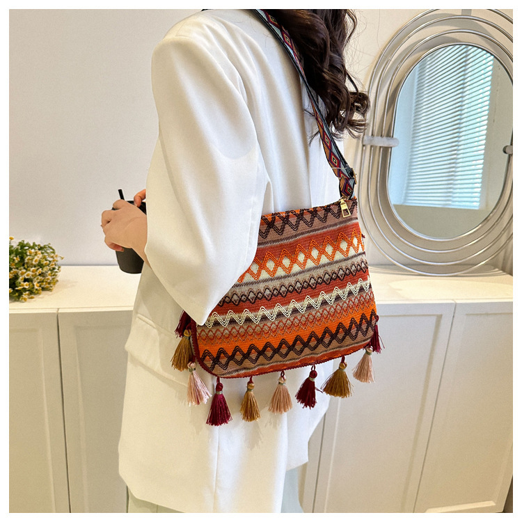 Women's Medium Special Geometric Ethnic Style Tassel Zipper Crossbody Bag display picture 11