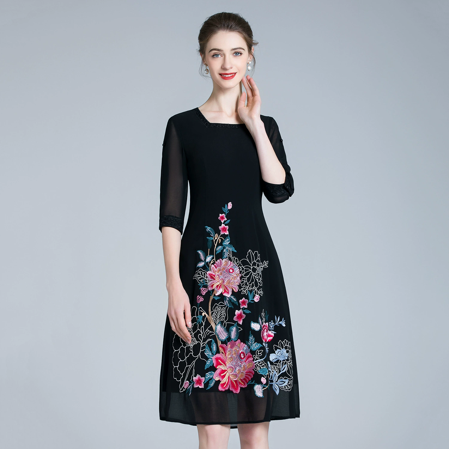 Бренд Шэньчжэнь весной и летом вышивка среднего возраста и пожилых бабушка наряд Мода Свободные вышивка Мать наряд платье тонкий оптом