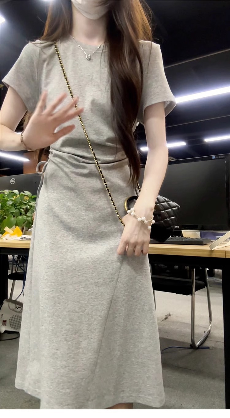 Đầm suông nữ midi tay ngắn màu xám nhạt phong cách thanh lịch — màu xám nhạt chi tiết 3