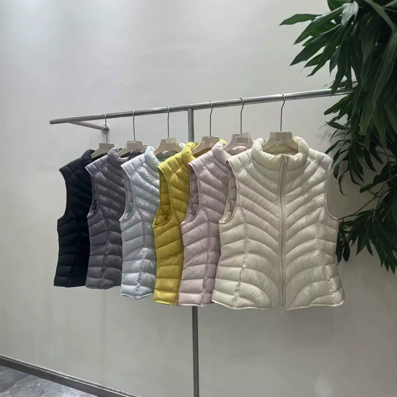 New lightweight, short-style women’s down vest with a stand-up collar, 90% duck down filling, and a slim waist design, perfect for casual and fashionable wear