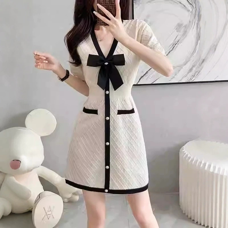 Đầm suông cổ V tay ngắn phong cách Pháp, chất liệu dệt kim mềm mại — màu trắng chi tiết 4