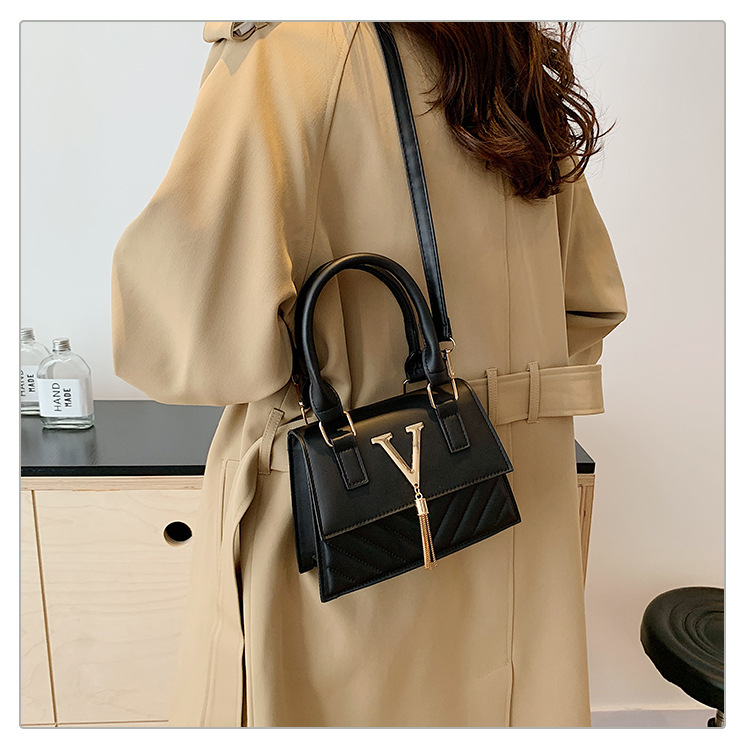 This year, trendy, fashionable and high-quality handbags are in vogue. Women's bags with stylish tassels and unique diagonal patterns are single-shoulder crossbody women's bags undefined