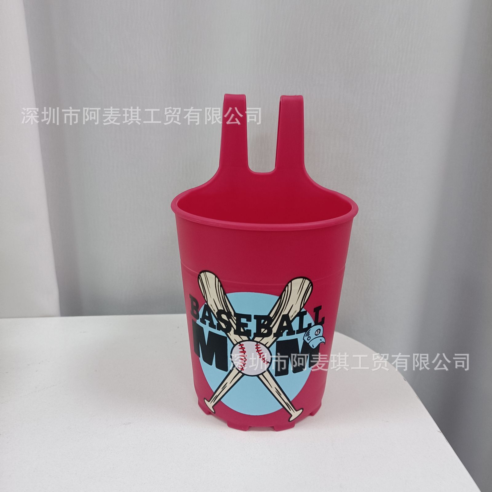 장미빛 빨간색 매달린 컵