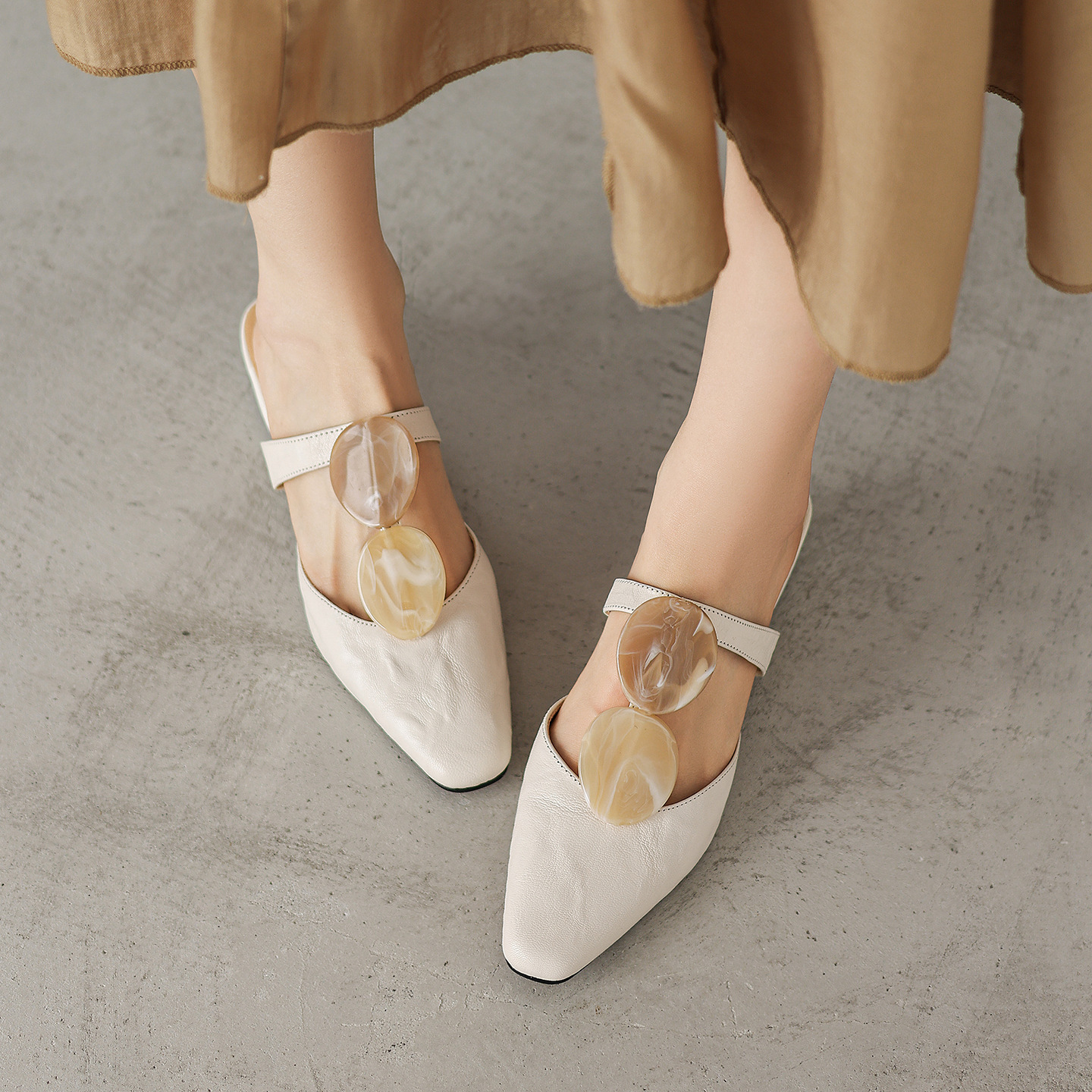 Sandal nữ da dê mũi kín gót thấp phong cách vỏ sò — đen