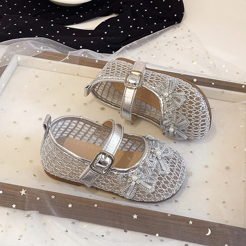 Niñas sandalias Baotou 2026 verano nuevo estilo de moda infantil zapatos de princesa universal arco de perla hueco zapatos simples