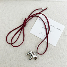 皮绳小马项链长款吊坠个性冷淡风毛衣链时尚简约饰品女高级感蜡线