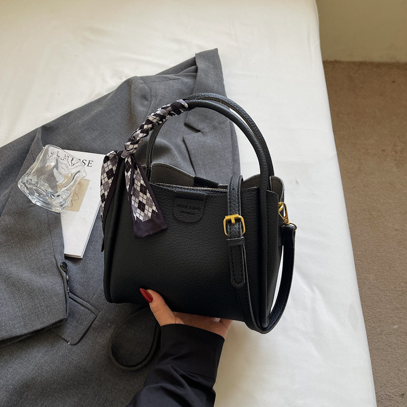 Bolso de mano explosivo transfronterizo para mujer 2025 nuevo bolso de mensajero de hombro de moda simple casual bolso de cubo de viaje