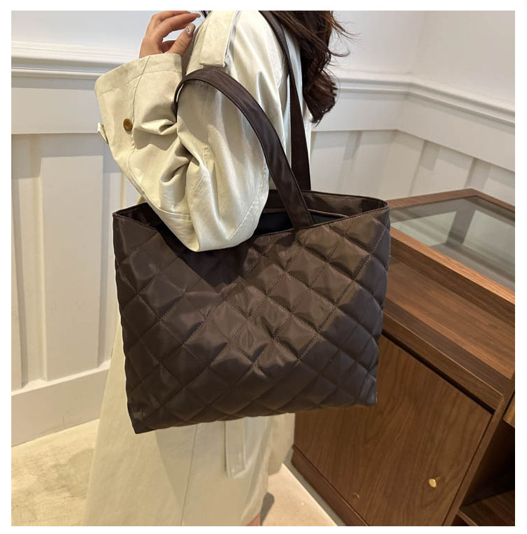 A new large-capacity diamond-shaped commuter handbag and fashionable single-shoulder tote bag for women in the niche cotton-padded jacket bag for autumn and winter 2024 undefined