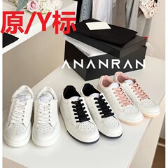 本革の小さい香風の白い靴の女性のパンダの靴のカジュアルな靴の夏のタイプの女性の平底の運動靴の女性の足は靴の女性を踏んでいます。