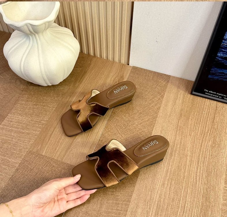 Women's Summer 2026 New Fashion High-end Flat Comfortable Sandals With Chunky Heels For Casual Beach Wear_vogvips.com