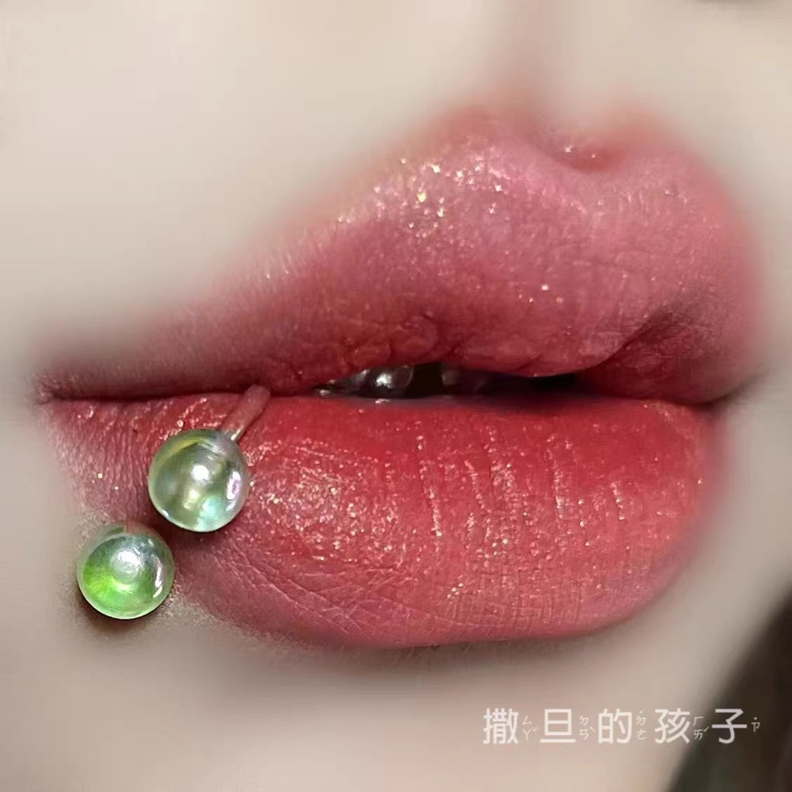 16G labret stud size and finish detail