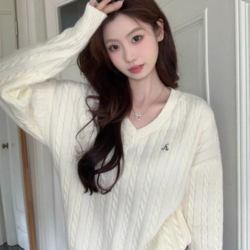 Soft, loose and warm top for autumn and winter in a new style of Korean fashion. The scarf is gentle and the V-neck sweater is made of hemp. 