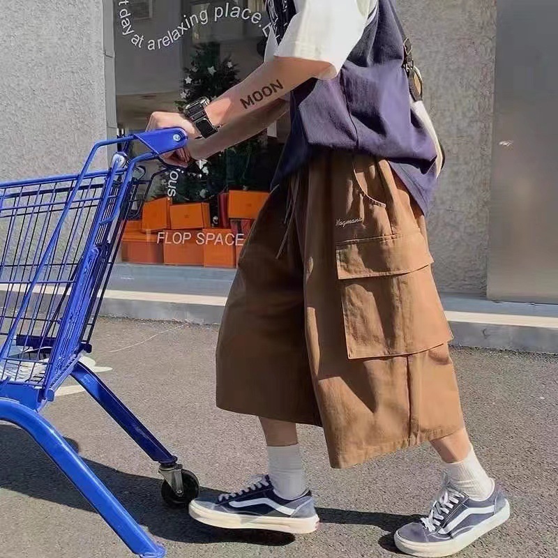 여름 자른 바지 남성용 느슨한 일본 홍콩 스타일 무릎 반바지 멀티 포켓 패션 브랜드 크롭 바지 와이드 레그 팬츠