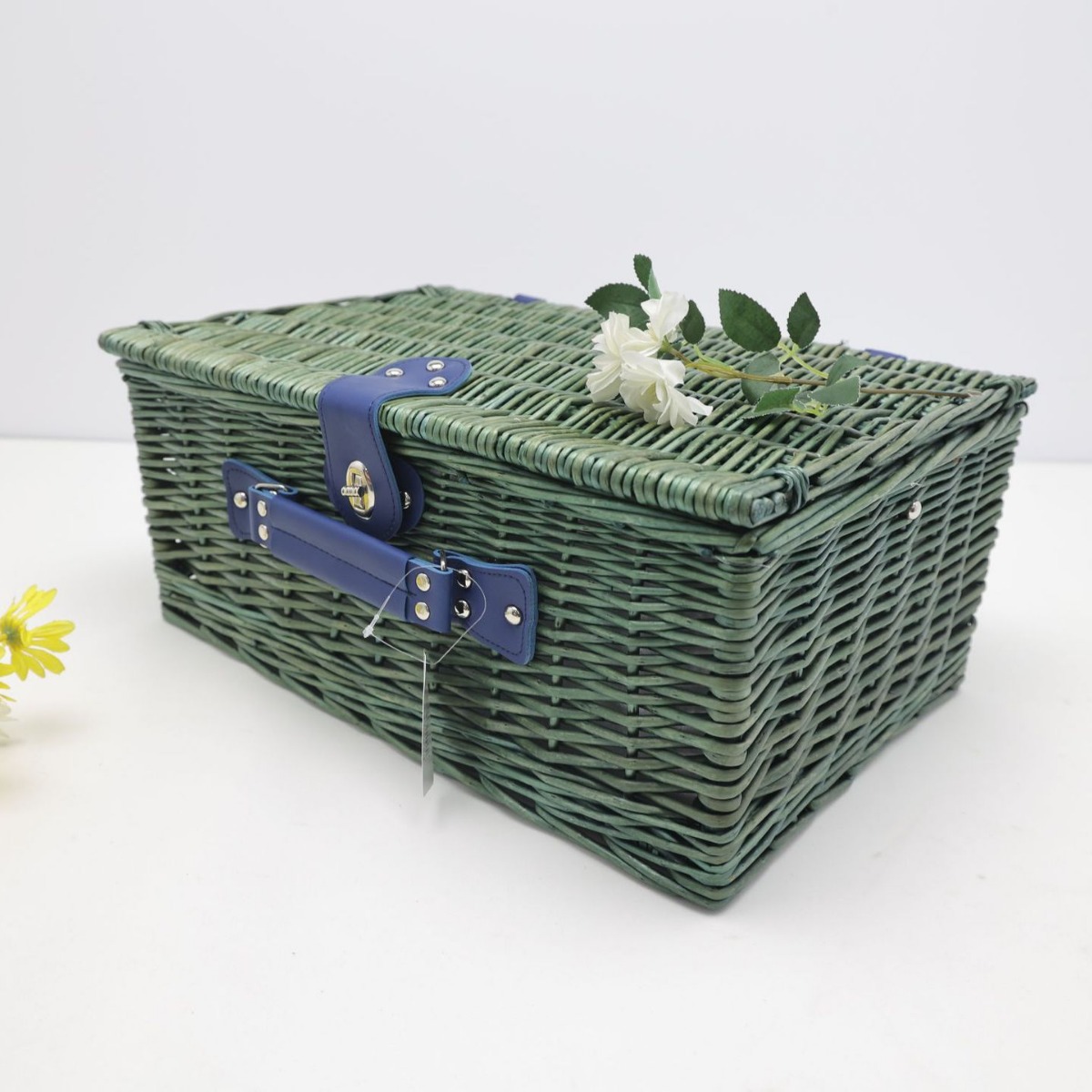 Punto de fábrica de ratán portátil con tapa de almacenamiento cesta de frutas cesta de regalo al aire libre con vajilla cesta de picnic de sauce americano