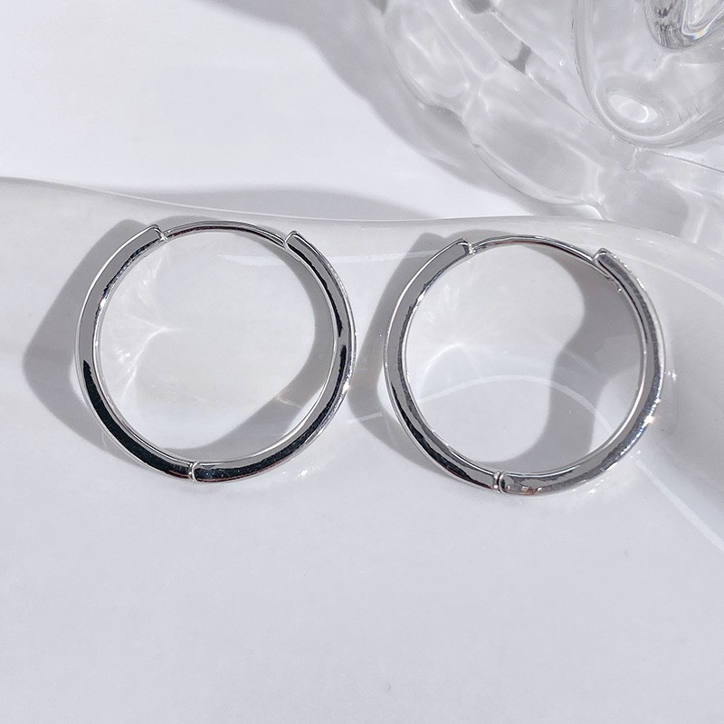 Nuevos desplazamientos de moda con pendientes de círculo grande, ligero y lujoso, temperamento femenino de alta gama, botones para los oídos, Orejeras de círculo vegetariano, agujas para los oídos