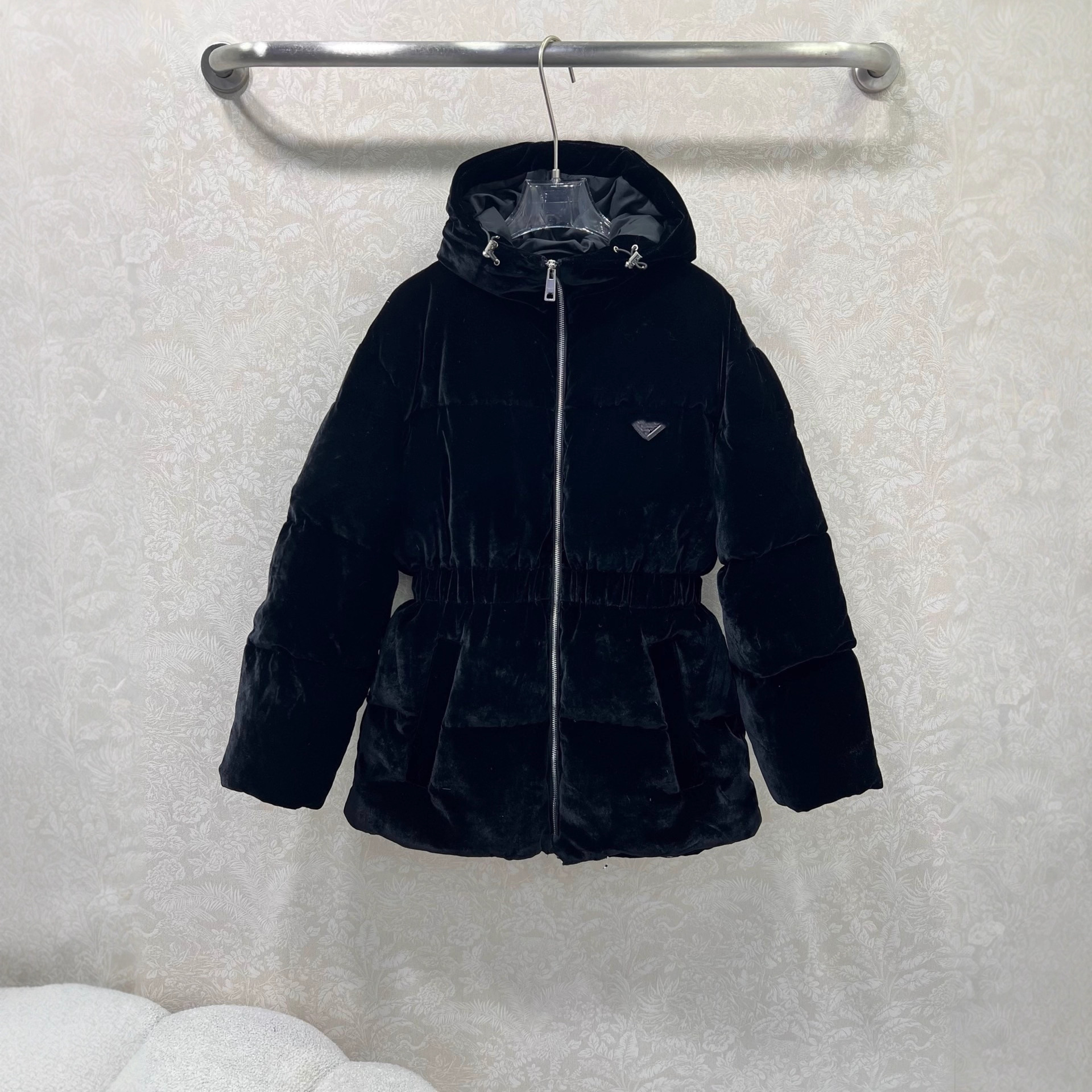 High-Quality Version of the Popular Brand in Stock: New Women's Triangle Logo Waist-Cinching Hooded down Jacket, Internet Celebrity Style