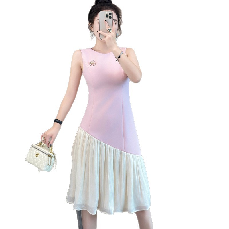 Fashionable three dimensional white summer dress with a round collar