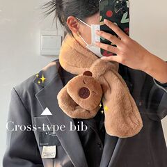 カピバラはマフラーのドーパミン廃土風防寒保温学生の少女が肩を厚くしてマフラーを巻いている