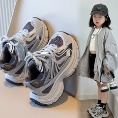 2025女の子の新型の春夏の通気性の運動靴の春のネットのお父さんの子供の男の子の子供の中で大きい子供の靴のファッションの金