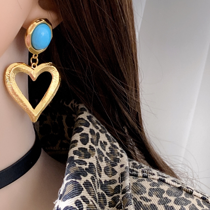 1 Pair Retro Heart Shape Metal Plating Women's Drop Earrings display picture 2