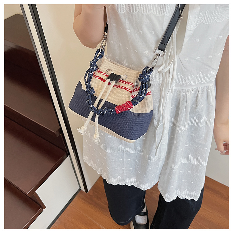 This year, the popular niche design bags are the 2025 new women's versatile canvas crossbody bag and the color-blocking hand-held bucket bag undefined
