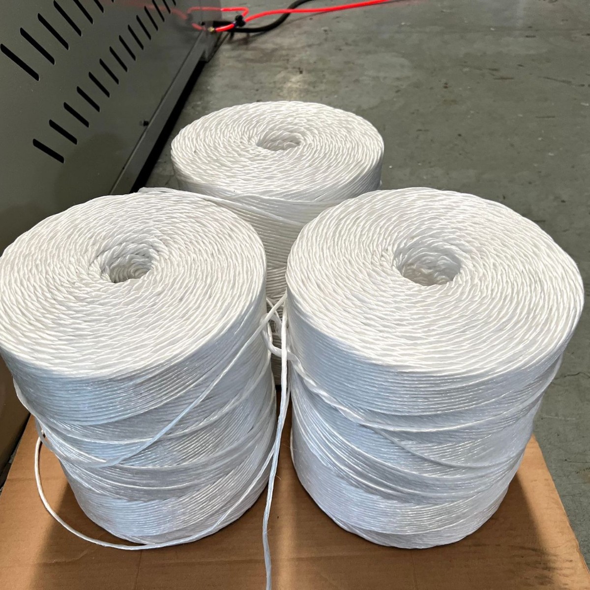 源头工厂批发网状全新料高强度白色草绳塑料绳方捆440打包绳