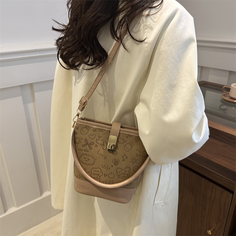 Otoño e invierno nuevo bolso de mujer 2024 moda caricatura bolso de cubo de mano versátil estilo extranjero mochila de viaje