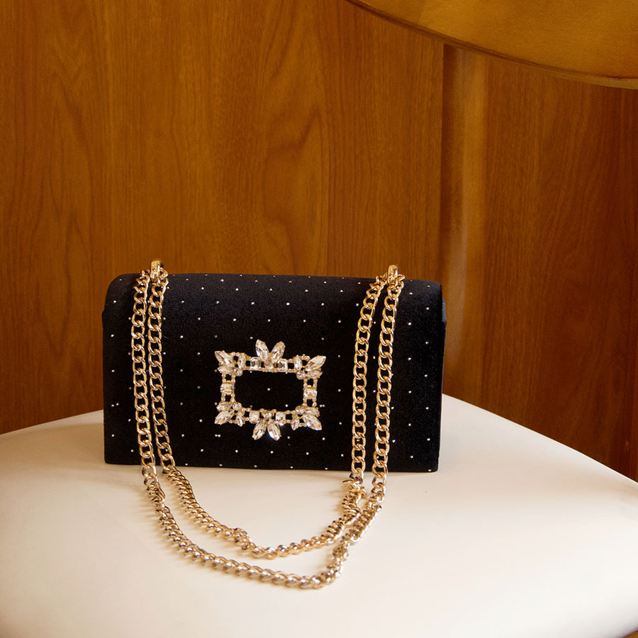 Sac bandoulière tendance et sophistiqué pour femme, orné d'une anse chaîne strass et d'un style motard._voghion.com