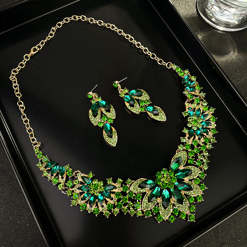 Nuevo conjunto de collares retro exagerados transfronterizos para mujeres de cristal de lujo vestido de banquete accesorios de cadena de clausura venta directa de fábrica