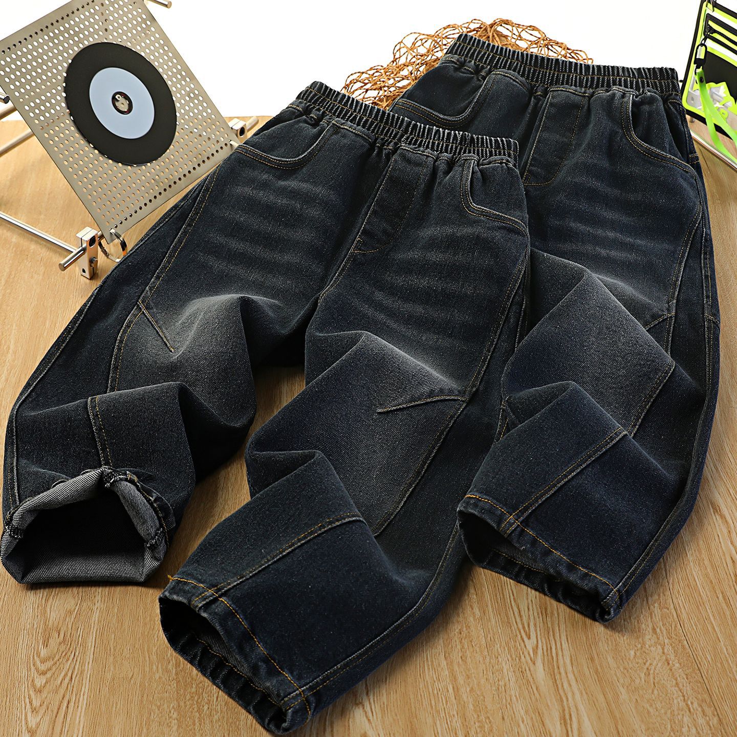 New spring and autumn style boys' jeans, fashionable casual pants for boys, versatile for medium and large children, long pants, curved pants.