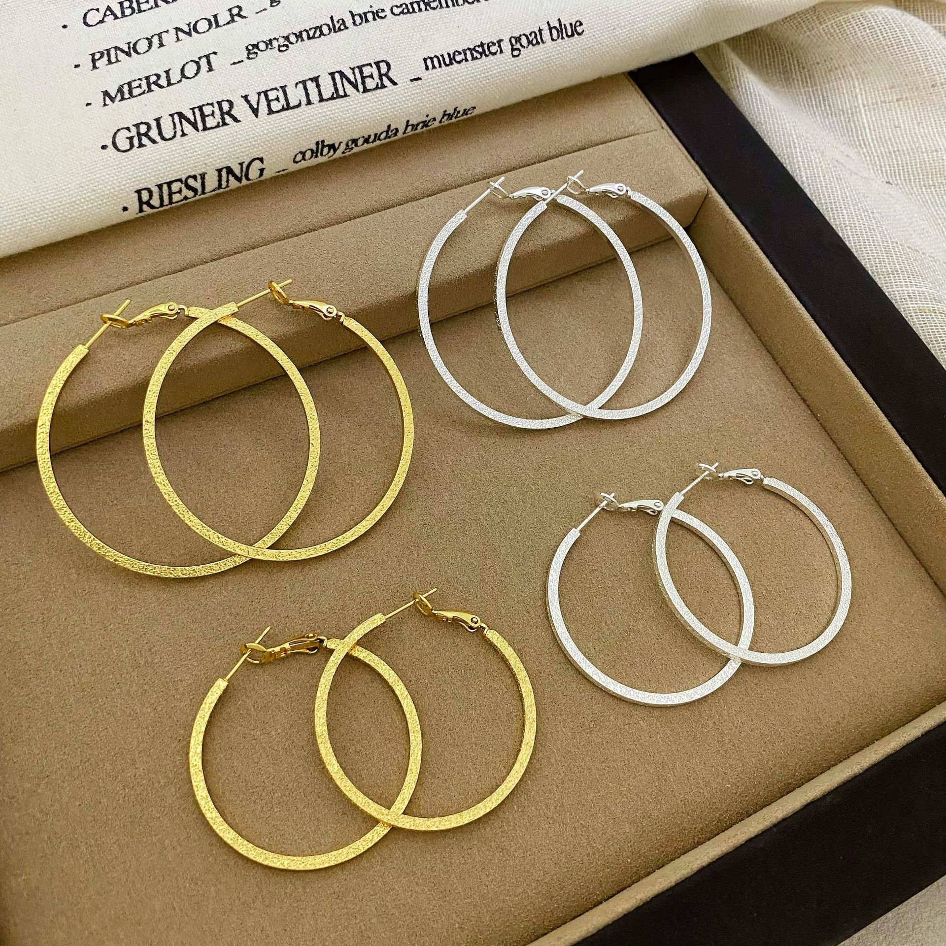 Copper-plated real gold European and American exaggerated matte plain hoop earrings for women, new style, high-end, fashionable and elegant earrings