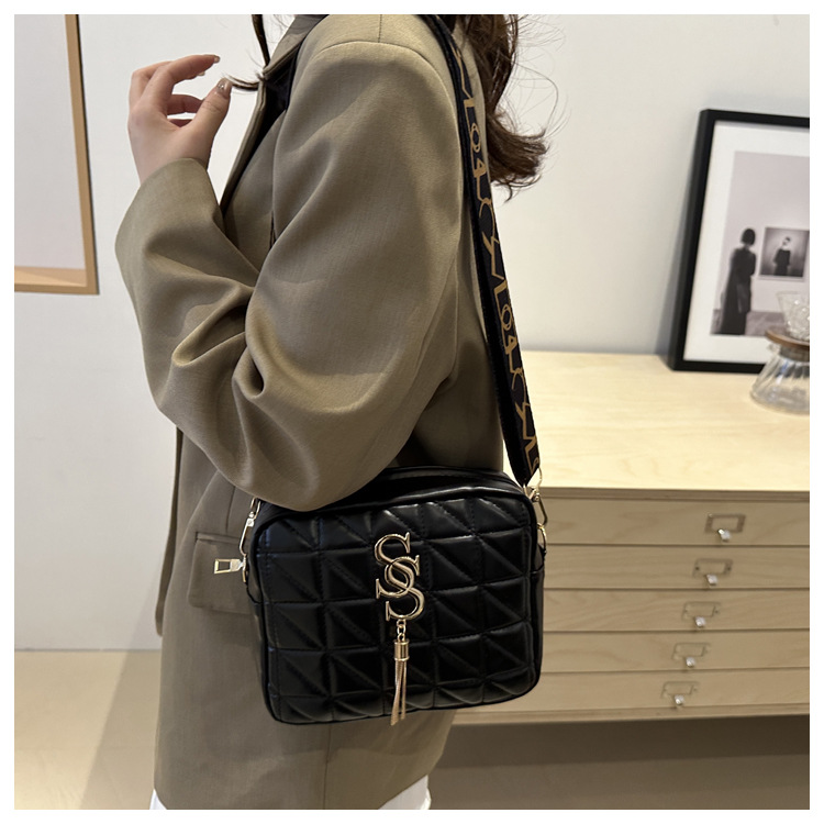 A simple and fashionable single-shoulder women's bag with diamond-shaped embroidery thread in 2024, a fresh and stylish crossbody bag with a trendy and fashionable small square style undefined