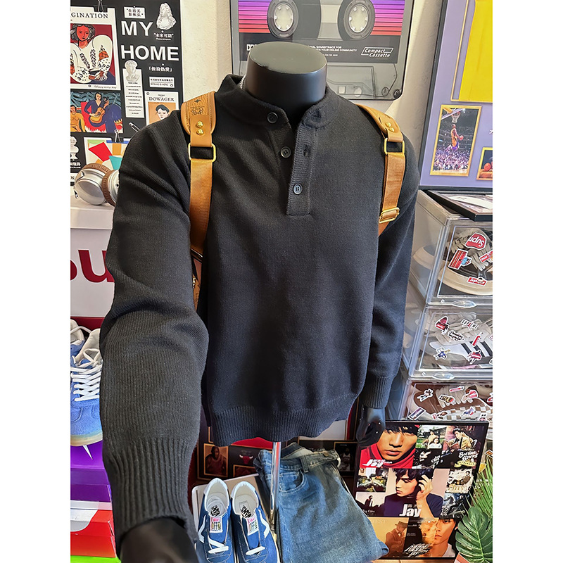 Pull rétro américain à col Henry pour homme et femme, idéal pour l'automne et l'hiver. Style décontracté et haut de gamme, avec un bas en maille tendance._voghion.com