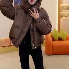 高級感のある綿服を着ている女性の秋冬2024年の純色の洋風と帽子の綿服のデザイン感の短いコート